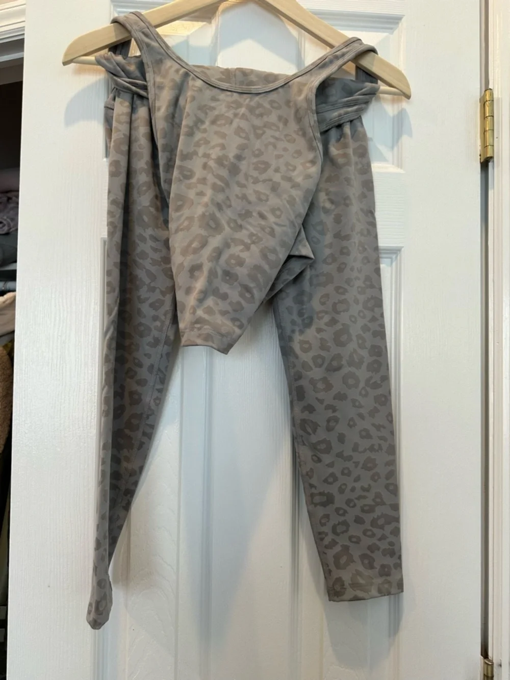SET- Beyond Yoga Light Gray Leopard Crop Tank and Matching Leggings - Picture 6 of 6